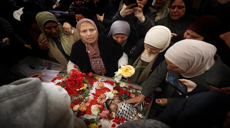 تشييع جثمان الشهيد علي عبد الماجد حمادنة"العموري" إلى مثواه الأخيره في قرية دير جرير شمال شرق مدينة رام الله تصوير 